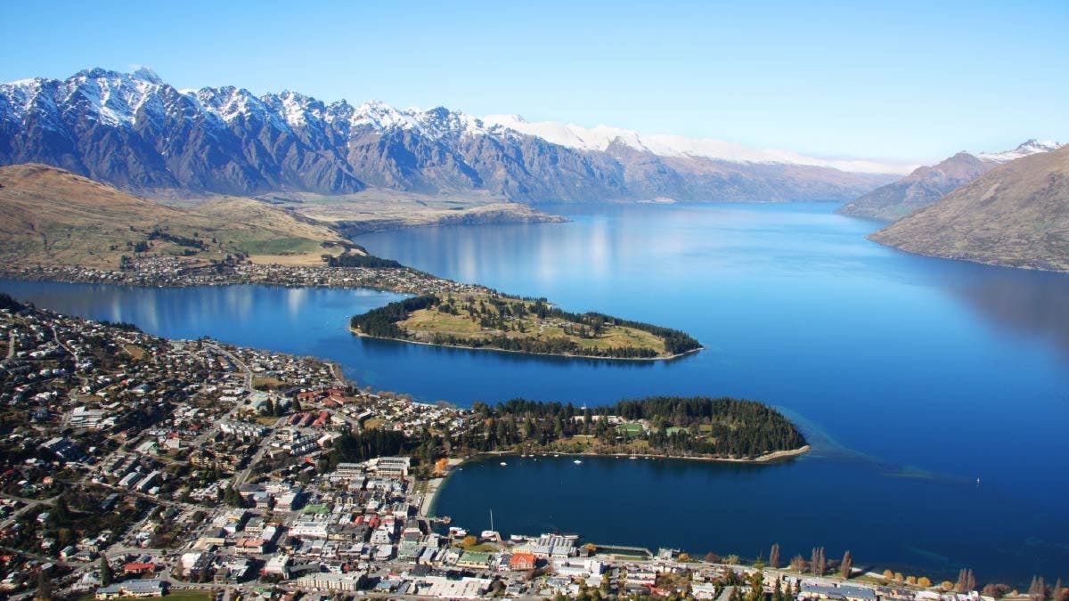 The view overlooking Queenstown and Lake Wakatipu